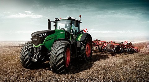 The Fendt 1000 Vario is a completely newly developed standard high-horsepower tractor from the Fendt brand. With a new power class from 380 – 500 hp, it has been specially designed as a powerful draft tractor for the global market. It convinces through its compact design and the new x5 S cab, including the award-winning, fully integrated Fendt Variotronic.